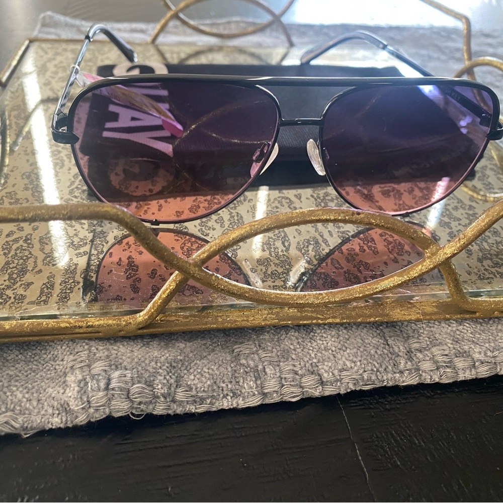 🌺 New Quay Australia Black and Pink Sunglasses